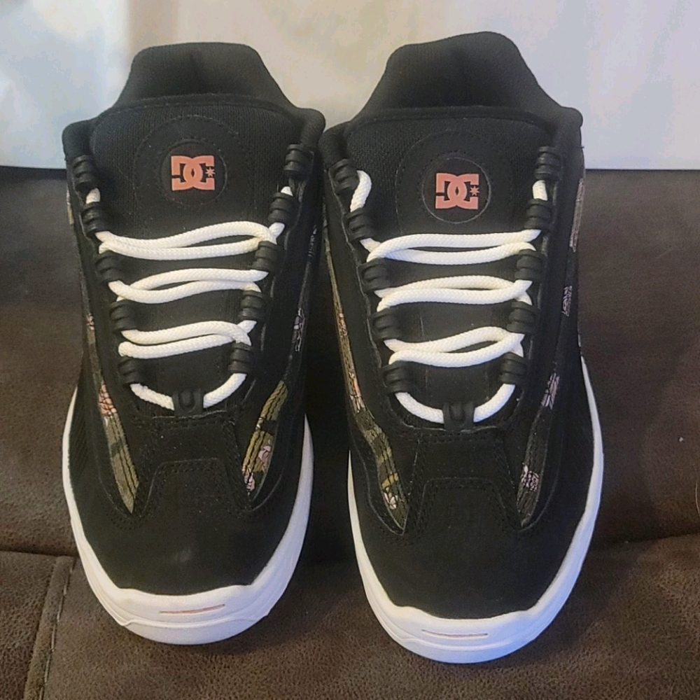 Rare DC women's Legacy shoe  Excellent cond